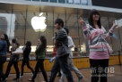 9月20日，人们从上海南京东路苹果零售店前走过。当日，上海南京东路苹果零售店揭开“面纱”。该店是继北京三里屯店和西单大悦城店、上海浦东店和香港广场店之后的中国大陆第五家、也是最大的一家Apple Store苹果零售店，共有4层，分为产品展示区、教学服务区、客户服务区等，将于23日正式迎客。新华社发(钮一新 摄) 
