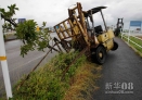  9月21日，在日本中部的名古屋，一辆被损坏的叉车歪倒在路边。新华社/路透 
