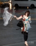 9月21日，在日本首都东京的涩谷站附近，一名行人紧握被强风吹折的雨伞。新华社记者冯武勇摄