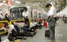 9月21日，在日本东京涩谷车站，旅客在站台上等待列车恢复通行。新华社/路透