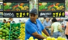 　新华社照片，里约热内卢，2011年9月29日     巴西通胀率达六年来最高     9月29日，在巴西里约热内卢，顾客在一家大型连锁超市内购买水果。     当日，巴西央行公布第三季度通胀报告，9月中旬年度通胀率升至7.33%，为六年来最高。在这份报告中，巴西央行将2011年通胀率从原先预计的5.8%调高至6.4%。     新华社记者翁忻旸摄 