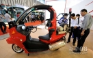 新华社照片，南京，2011年9月29日    江苏举办新能源车展    9月29日，观众在参观一辆小型电动消防车。 新华社记者孙参摄