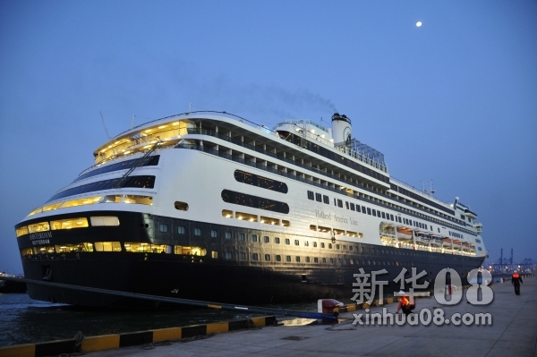 &ldquo;阿姆斯特丹&rdquo;号邮轮靠泊天津国际邮轮母港。