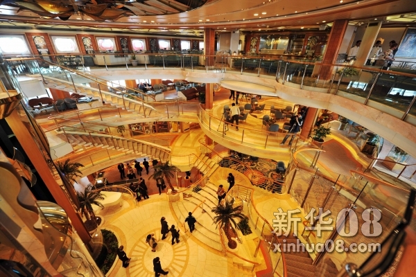 媒体记者在荷兰籍&ldquo;太阳公主&rdquo;号邮轮的中央大厅内参观。