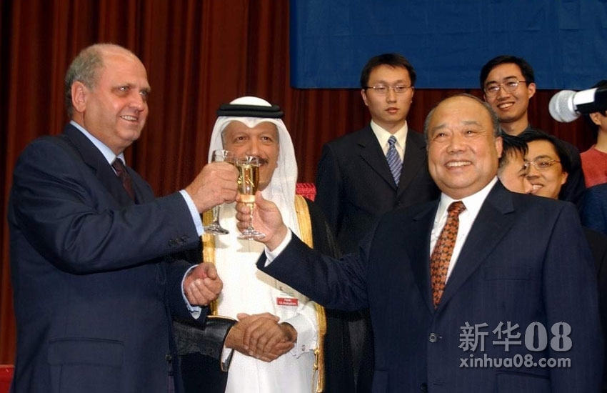 中国加入世贸组织议定书签字仪式 2001年11月11日，在卡塔尔首都多哈举行了中国加入世贸组织议定书签字仪式。这是中国外经贸部部长石广生(右)在签字后与世贸组织总干事穆尔（左）举杯庆祝中国入世成功。当年12月11日，中国正式成为世贸组织成员。 
新华社记者王建华摄（数码传真照片） 