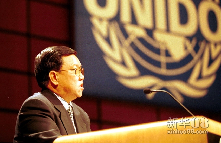 龙永图在工发组织会议上发言 2001年12月3日，中国代表团团长、中国外经贸部副部长龙永图在联合国工业发展组织第九届会议上发言。他表示，中国入世标志着中国对外开放进入了一个新的阶段，中国将在更大范围和更深程度上参与国际经济合作与分工。新华社记者林川摄（数码传真照片） 