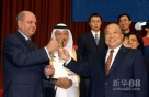 中国加入世贸组织议定书签字仪式 2001年11月11日，在卡塔尔首都多哈举行了中国加入世贸组织议定书签字仪式。这是中国外经贸部部长石广生(右)在签字后与世贸组织总干事穆尔（左）举杯庆祝中国入世成功。当年12月11日，中国正式成为世贸组织成员。 
新华社记者王建华摄（数码传真照片） 