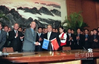 中国和欧盟就中国入世达成协议 2000年5月19日，中国和欧盟就中国加入世界贸易组织达成双边协议。这是外经贸部部长石广生和欧盟贸易委员帕斯卡尔·拉米在协议签署后握手。新华社记者高学余摄 