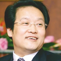 项俊波接替吴定富出任保监会主席