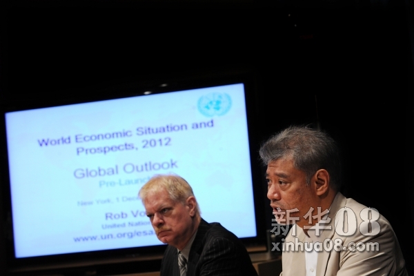 12月1日，在美国纽约联合国总部，联合国负责经济发展事务的助理秘书长乔莫·孙达拉姆（右）在《2012年世界经济形势与展望》报告发布会上发言。