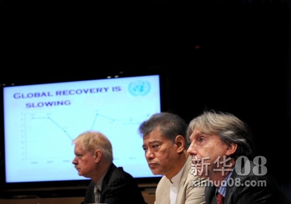 12月1日，在美国纽约联合国总部，联合国经济与社会事务部发展政策分析司司长沃斯(右一)在新闻发布会上介绍《2012年世界经济形势与展望》报告的相关内容。