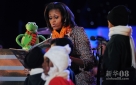 12月1日，在美国首都华盛顿白宫前举行的国家圣诞树点亮仪式上，美国第一夫人米歇尔·奥巴马手持一个“克米特青蛙”给孩子们讲故事。新华社/法新
