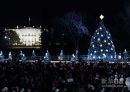 12月1日，位于美国首都华盛顿白宫前的国家圣诞树被点亮。 新华社记者张军摄