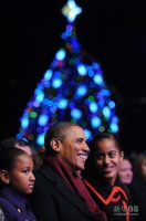 12月1日，在美国首都华盛顿白宫前，美国总统奥巴马带两个女儿参加国家圣诞树点亮仪式。新华社/法新 