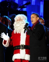12月1日，在美国首都华盛顿白宫前，美国总统奥巴马（右一）在国家圣诞树点亮仪式上演唱圣诞歌曲。