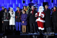  12月1日，在美国首都华盛顿白宫前，美国总统奥巴马一家在国家圣诞树点亮仪式上演唱圣诞歌曲。新华社记者张军摄