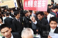 新华社照片，上海，2011年12月11日    “限购令”何去何从？——楼市“限购”一年间    众多楼盘销售人员在上海假日房展会上招揽看房的市民（6月7日摄）。    新华社记者 裴鑫 摄