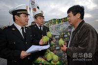 新华社照片，厦门，2011年12月14日  12月13日，在厦门从事台湾水果生意的高雄县青果公会理事长、泰吉水果行林全和（右）先生在厦门港和海关关员交流台湾水果报关事宜。从2005年8月1日起，大陆正式对原产台湾地区的菠萝、番荔枝、木瓜、杨桃、芒果、番石榴、莲雾、槟榔、柚、枣、椰子、枇杷、梅、桃、柿子15种水果实施进口零关税措施。根据两岸经济合作框架协议（ECFA）“早收”计划，从2011年1月1日开始，香蕉、橙、柠檬、哈密瓜、火龙果等5种台湾水果进入大陆市场享受5%到10%不等的降税优惠，到2012年将