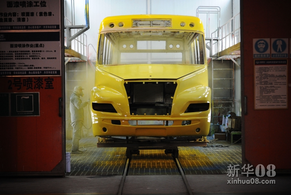 新华社照片，重庆，2011年12月26日   新华社记者 李健 摄
工人在为“最牛校车”车体喷漆（12月22日摄）。
重庆恒通客车有限公司成立于1939年，从2004年开始着手安全校车的研制，现已推出了多款加强型安全校车。其中，一款与欧美校车外形相似的“长鼻子”校车，受到专家和社会一致好评。该车配有防碰撞报警系统、GPS及后胎视频监控系统、防爆油箱、遥控式破车窗玻璃应急逃生装置、防扎防漏轮胎等十大安全系统。