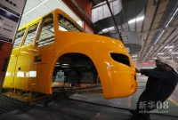 新华社照片，重庆，2011年12月26日  新华社记者 李健 摄
恒通客车工人将喷涂完毕的车体拉出喷漆车间（12月22日摄）。
重庆恒通客车有限公司成立于1939年，从2004年开始着手安全校车的研制，现已推出了多款加强型安全校车。其中，一款与欧美校车外形相似的“长鼻子”校车，受到专家和社会一致好评。该车配有防碰撞报警系统、GPS及后胎视频监控系统、防爆油箱、遥控式破车窗玻璃应急逃生装置、防扎防漏轮胎等十大安全系统。