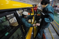 新华社照片，重庆，2011年12月26日 新华社记者 李健 摄
12月26日，恒通客车总装车间的工人在为校车安装车窗。
重庆恒通客车有限公司成立于1939年，从2004年开始着手安全校车的研制，现已推出了多款加强型安全校车。其中，一款与欧美校车外形相似的“长鼻子”校车，受到专家和社会一致好评。该车配有防碰撞报警系统、GPS及后胎视频监控系统、防爆油箱、遥控式破车窗玻璃应急逃生装置、防扎防漏轮胎等十大安全系统。