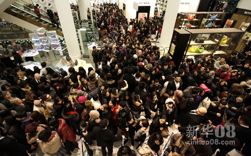 新华社照片，路透，2011年12月26日 新华社/路透12月26日，英国伦敦的塞尔弗里奇百货公司里挤满了购物者。当天是圣诞节过后的第一天，英国商家普遍会在这一天开始减价活动。这也是人们抢购便宜商品的好时机。