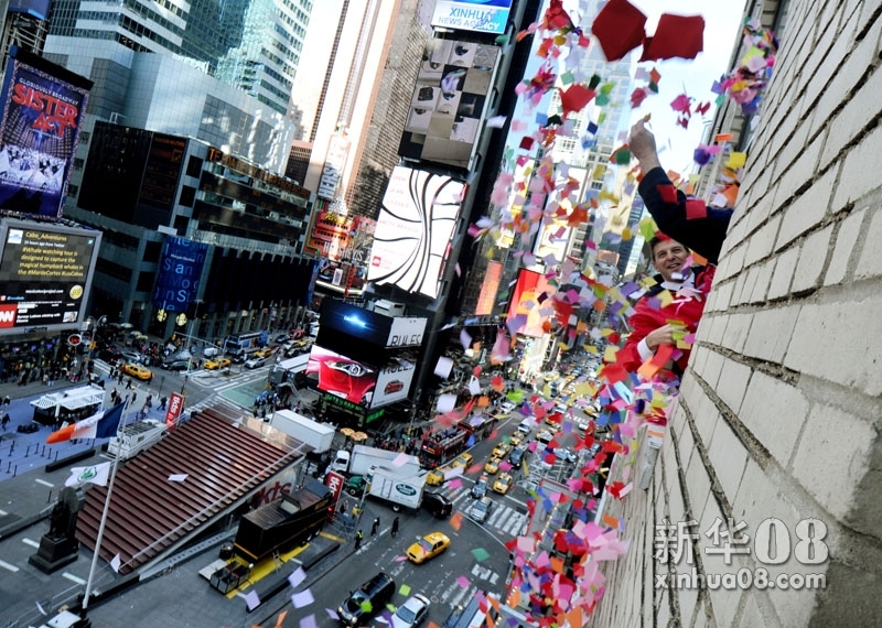 12月29日，在美国纽约时报广场，工作人员在演练抛洒五彩心愿纸片。新华社照片，纽约，2011年12月29日 新华社记者申宏摄  2012年来临之际，纽约时报广场咨询中心内专门设立了一面心愿墙，来自世界各地的游客都可以将写有自己新年美好心愿的五彩纸片贴到上边。所有的纸片将被收集起来，在2012年新年钟声敲响之际，从时报广场上空飘散而下。 