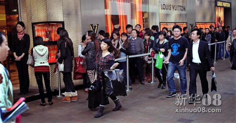 12月29日，游客在一家名牌商铺前排队购物。新华社照片，香港 新华社记者 陈晓伟 摄 2012年元旦和春节临近，来自世界各地的旅客涌进香港，掀起又一轮旅游购物热潮。截至12月21日，2011年抵港旅客人数已突破4000万人次。