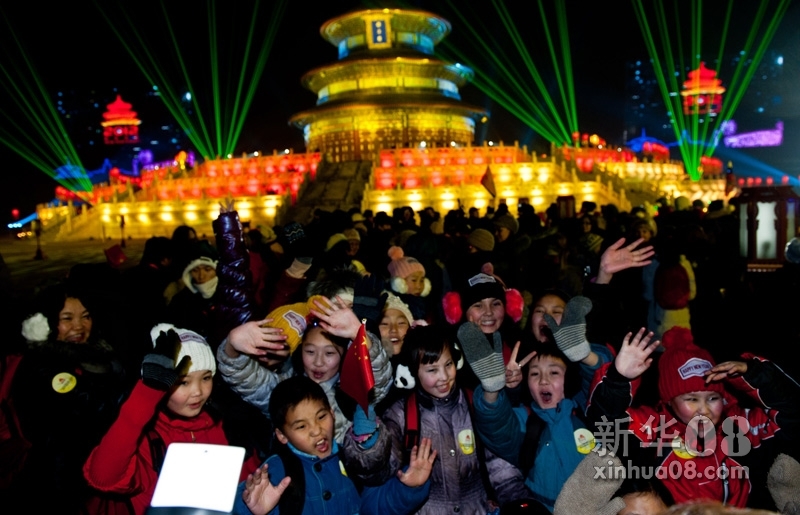 新华社照片，北京，2011年12月31日    北京在天坛举行新年倒计时庆典    12月31日，参加庆典的游客在绚丽的祈年殿前拍照。    当晚，北京在天坛公园内举办了一场绚丽的新年倒计时庆典。古老庄严的天坛圜丘在绚丽灯光的点缀下，散发出新年的喜庆气息；多彩的探照灯和LED屏幕，则将平日里肃穆的祈年殿笼罩上了一层浪漫的面纱。据悉，北京首次举办官方大型新年倒计时庆典活动。新华社记者张宇摄