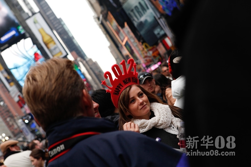 新华社照片,纽约,2011年12月31日 纽约时报广场准备迎接新年 12月31日,纽约时报广场的游人头戴2012装饰准备迎接新年倒计时。 1月1日凌晨,时报广场将按传统举办水晶球落球仪式,人们很早就来到广场,等待迎接新年倒计时。 新华社发(樊夏摄)