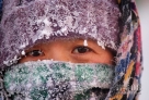 2月3日，出行的内蒙古牙克石市民的衣帽上结满冰霜。春节前后，位于内蒙古东北部的牙克石市持续遭遇极寒天气侵袭，最低温度始终保持在摄氏零下40℃以下。新华社发（王伟 摄）