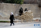 2月15日，在叙利亚大马士革东郊的哈尔斯特镇，两名士兵在街头设岗。新华社记者覃海石摄