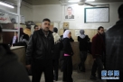 在叙利亚首都大马士革的签证移民局，外籍人员等候办理签证手续（2月16日摄）。新华社记者覃海石摄