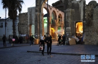 2月19日，一对情侣走在叙利亚首都大马士革街头。新华社记者覃海石摄