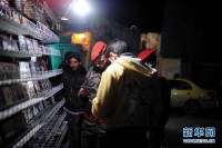 2月19日，在叙利亚首都大马士革，几名士兵在街头选购唱片。新华社记者覃海石摄