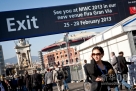  3月1日，在西班牙巴塞罗那举行的世界移动通信大会上，一名观众走过出口处“2013年再见”的横幅。新华社发（拉蒙摄）