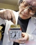 2009年6月，发明家、日本珍道具学会创始人川上贤司在日本东京演示了一批怪异得让人哭笑不得的发明，而这些发明被称为“珍道具”。图为川上贤司在日本东京演示一个能帮助使用者尽快清醒的带“刺”闹钟。