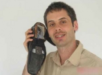 澳大利亚一名电脑工程师在一名鞋匠朋友的帮助下，发明了世界上首部鞋子手机，既能当鞋穿，又能当手机使。这位工程师名叫保罗·加德纳·史蒂芬，他将手机的话筒放在鞋后跟里，又将一个蓝牙耳机放在鞋子的前端，滑开后跟就可以打电话了