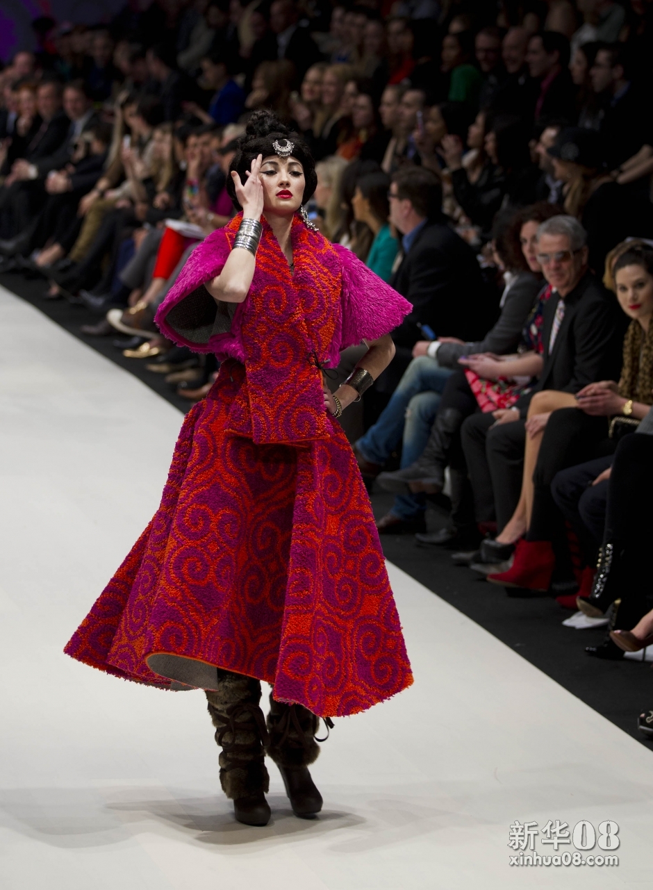 3月12日,模特在加拿大多伦多2012年秋季时装周上展示新款时装.