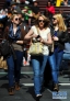 3月13日，衣着时尚的女士走在纽约曼哈顿时报广场街头。当天，纽约最高气温达到22摄氏度。温暖的天气使不少女性换上各式春装走上街头，展示靓丽身姿。 　　新华社记者王雷摄