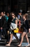 3月13日，衣着时尚的女士走在纽约曼哈顿时报广场街头。当天，纽约最高气温达到22摄氏度。温暖的天气使不少女性换上各式春装走上街头，展示靓丽身姿。 　　新华社记者王雷摄