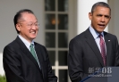 这是2012年3月23日，美国总统奥巴马在白宫提名金辰勇（左）接替佐利克，担任世界银行下任行长。 新华社发（刘欣编辑） 