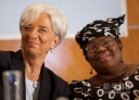 这是2011年12月20日，奥孔乔－伊韦拉（右）和国际货币基金组织总裁拉加德在尼日利亚拉各斯出席联合新闻发布会的资料照片。新华社发（刘欣编辑） 