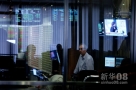 4月16日，工作人员在阿根廷首都布宜诺斯艾利斯证券交易所中工作。新华社发（马丁·萨巴拉摄）
