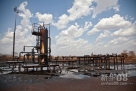 这是4月17日拍摄的位于苏丹和南苏丹边界北侧的哈季利季油田设施。新华社/法新