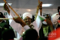 4月18日，苏丹总统巴希尔（中）在首都喀土穆的全国大会党成员集会上向人群致意。新华社/法新