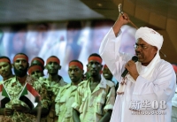  4月18日，苏丹总统巴希尔（右）在首都喀土穆的全国大会党成员集会上讲话。新华社/法新