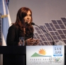 4月19日，阿根廷总统克里斯蒂娜在阿西部圣胡安省首府圣胡安市出席一个大型太阳能发电站启用仪式上讲话。新华社/美洲通讯社