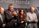 4月19日，在阿西部圣胡安省首府圣胡安市，阿根廷总统克里斯蒂娜（右二）出席一个大型太阳能发电站启用仪式。新华社/美洲通讯社