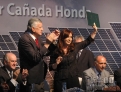 4月19日，阿根廷总统克里斯蒂娜（中）出席在阿西部圣胡安省首府圣胡安市举办的一个大型太阳能发电站启用仪式。新华社/美洲通讯社